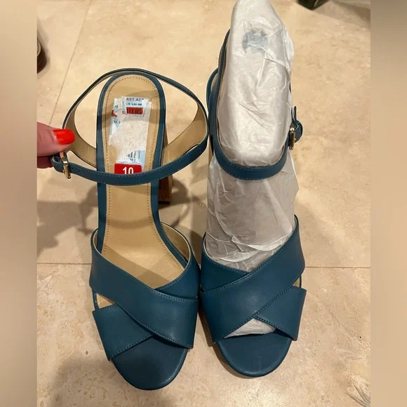 Elegant Blue Strappy Platform Sandals - Picture 2 of 5